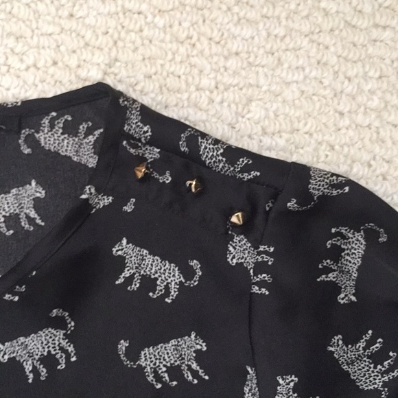 Blouse with leopard on it. - Picture 2 of 3